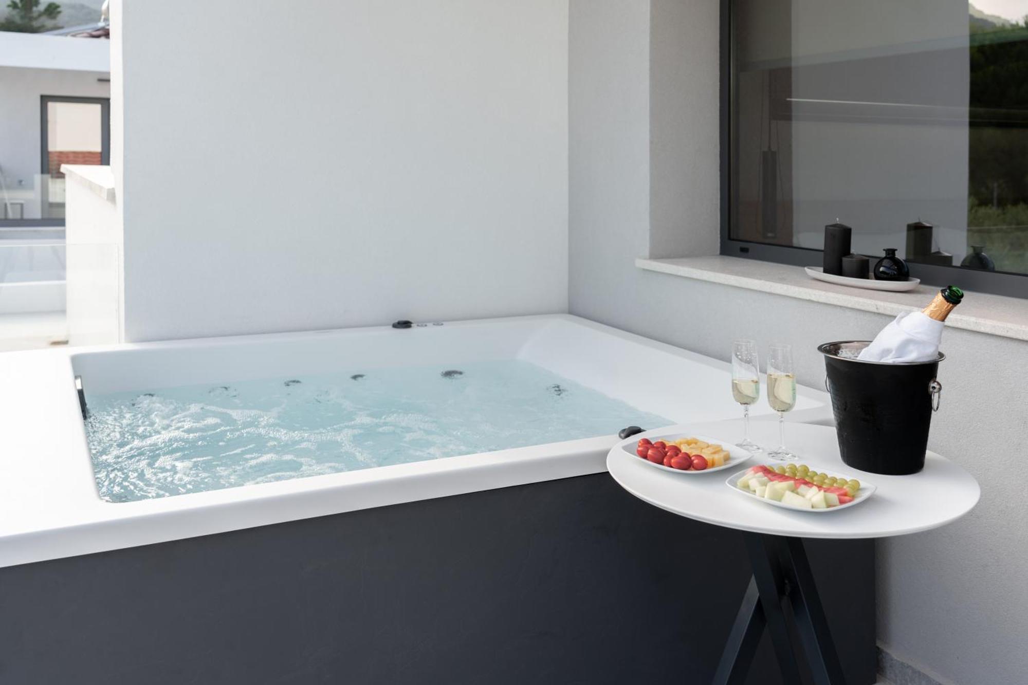 Sealuxe Living Aparthotel Nea Iraklitsa Екстериор снимка
